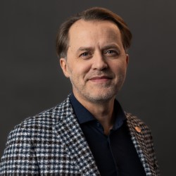 Captain (Ret.) Dariusz Wichniarek